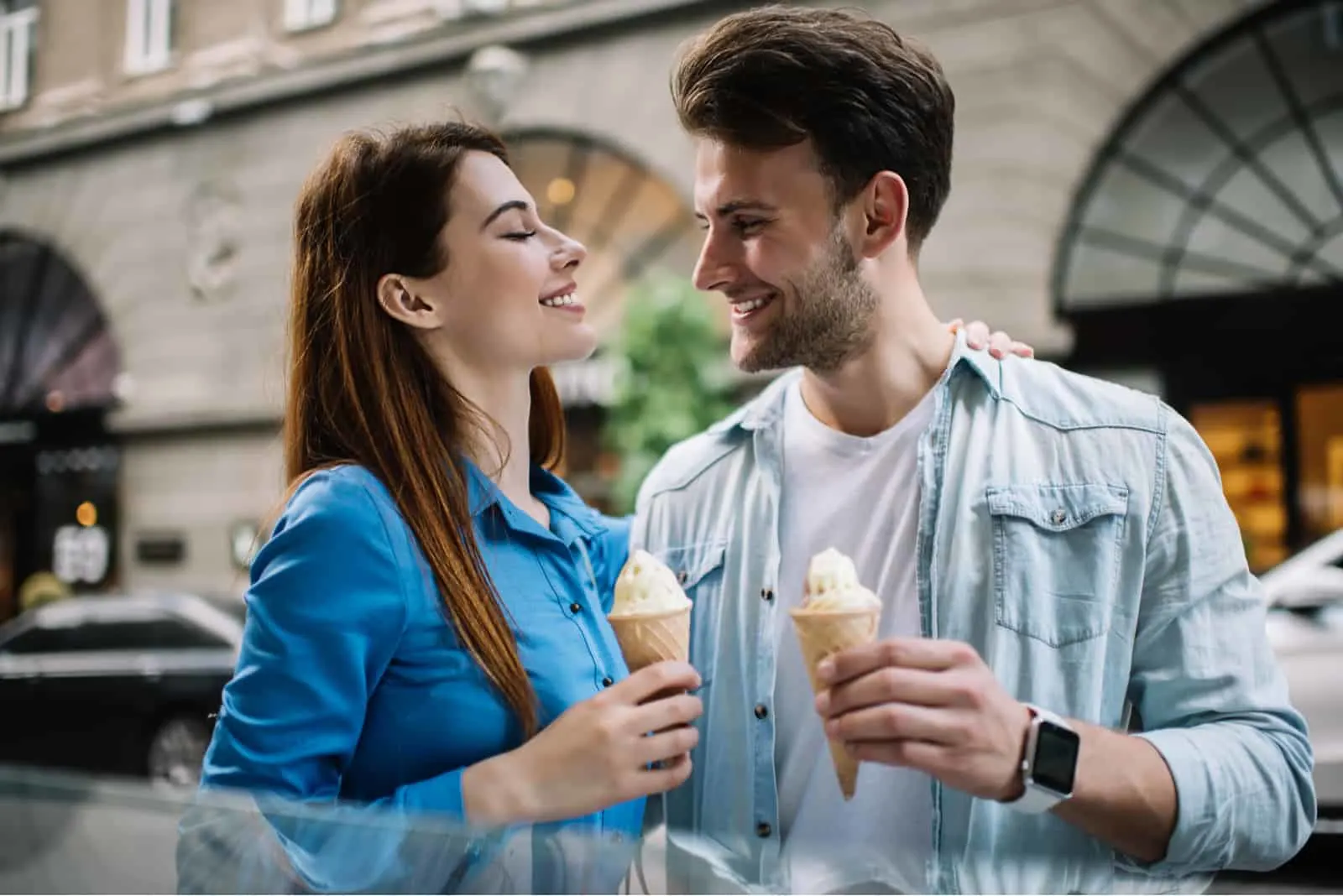 ein lächelndes Paar mit Eis flirten