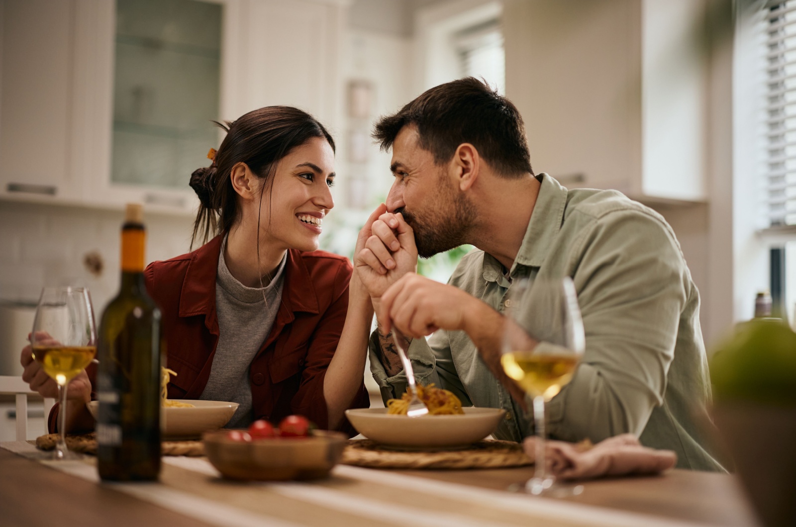 mann und frau beim essen