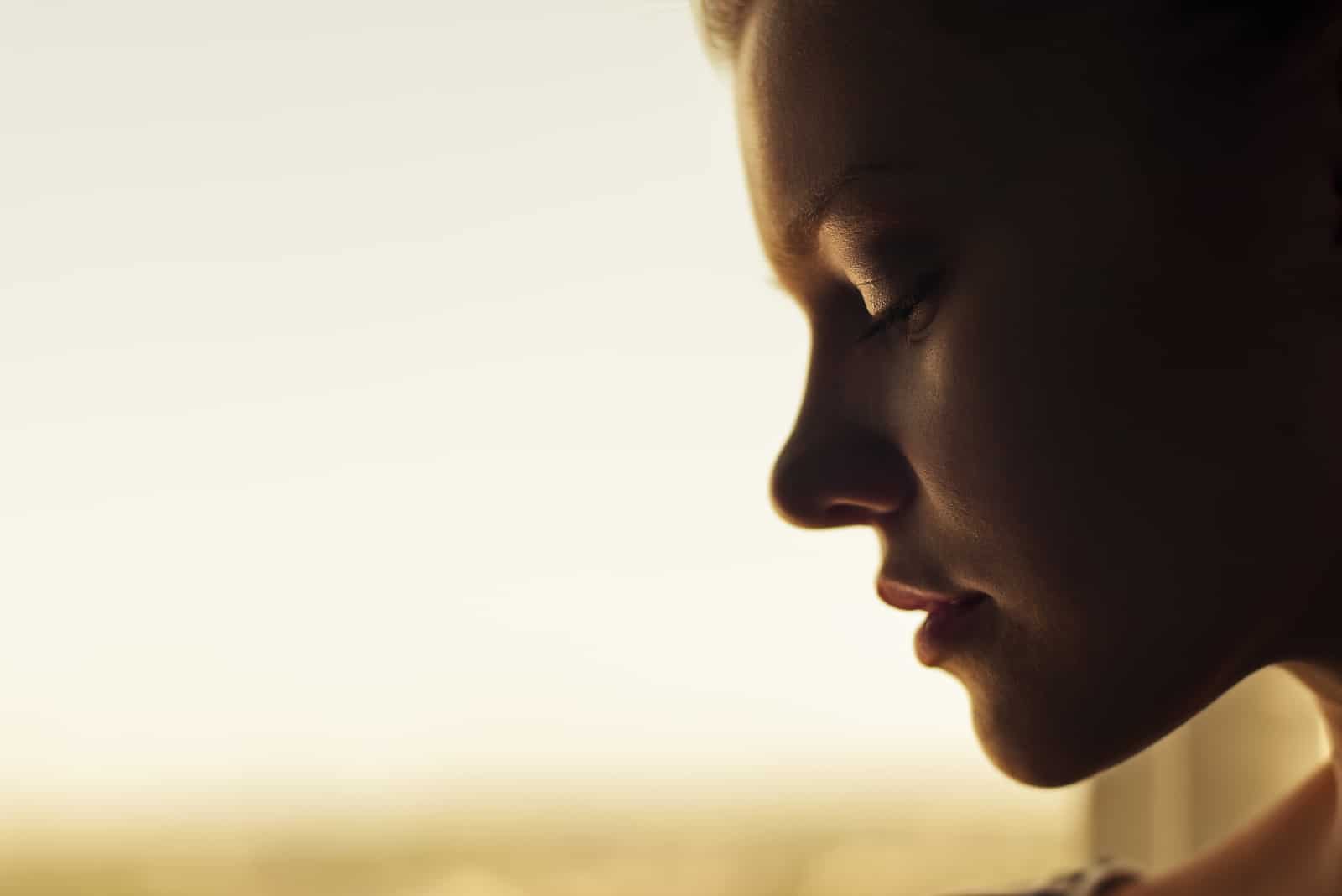 nachdenkliches Porträt eines schönen Mädchens