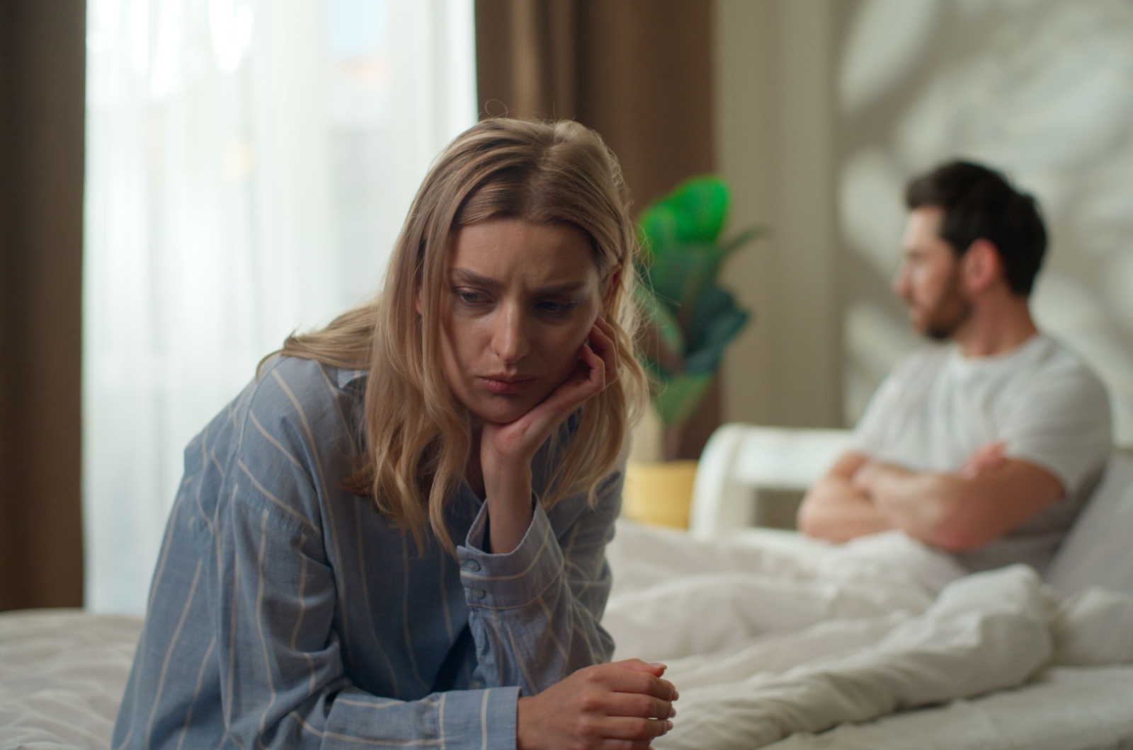 zerstrittenes paar am bett