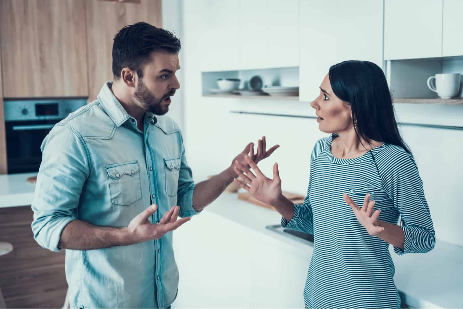 Ein Mann und eine Frau streiten sich in der Küche