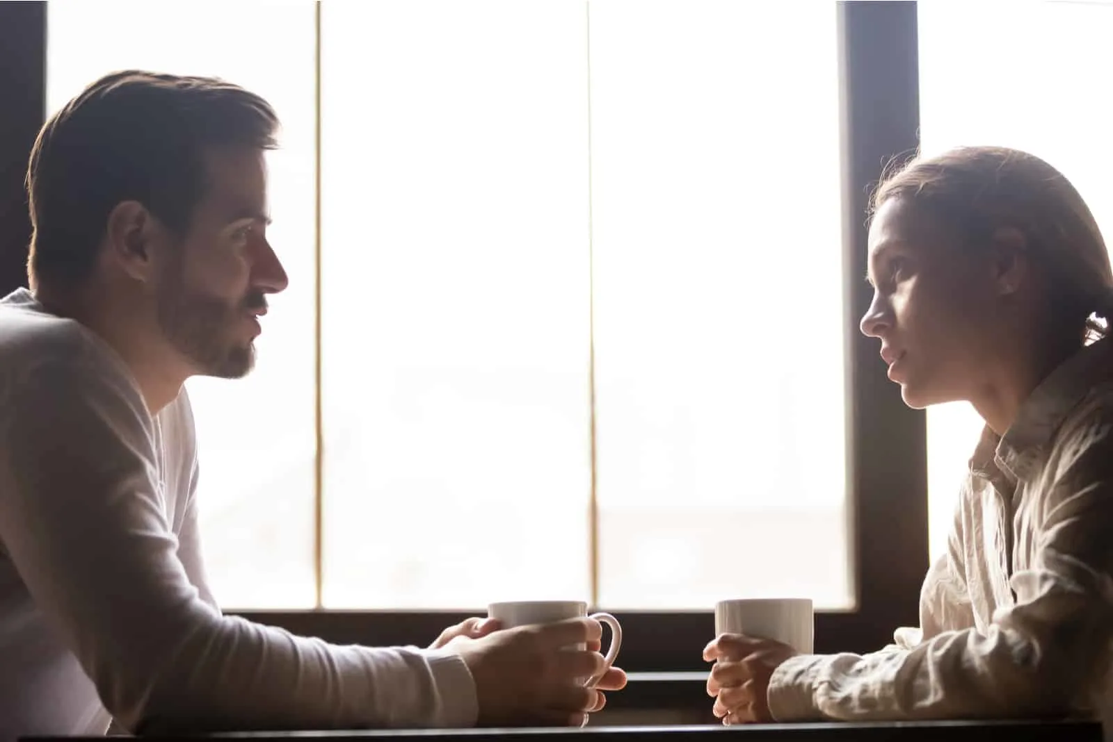 Ein Mann und eine Frau unterhalten sich in einem Café