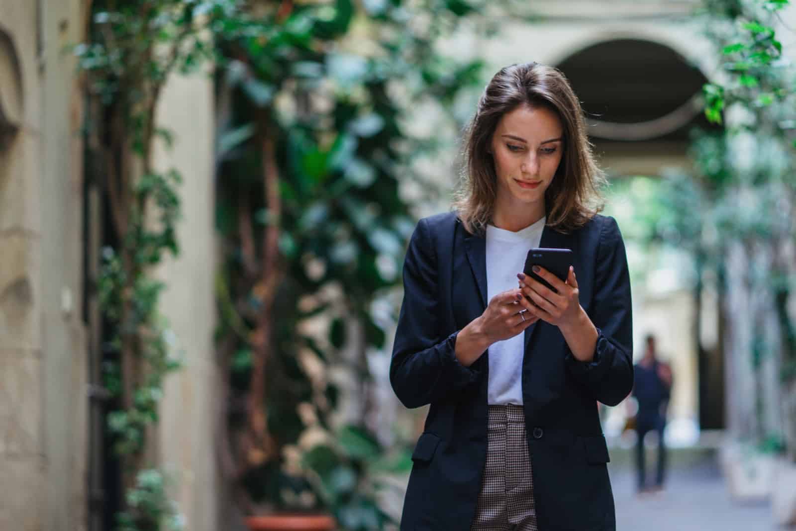 frau bekommt sms