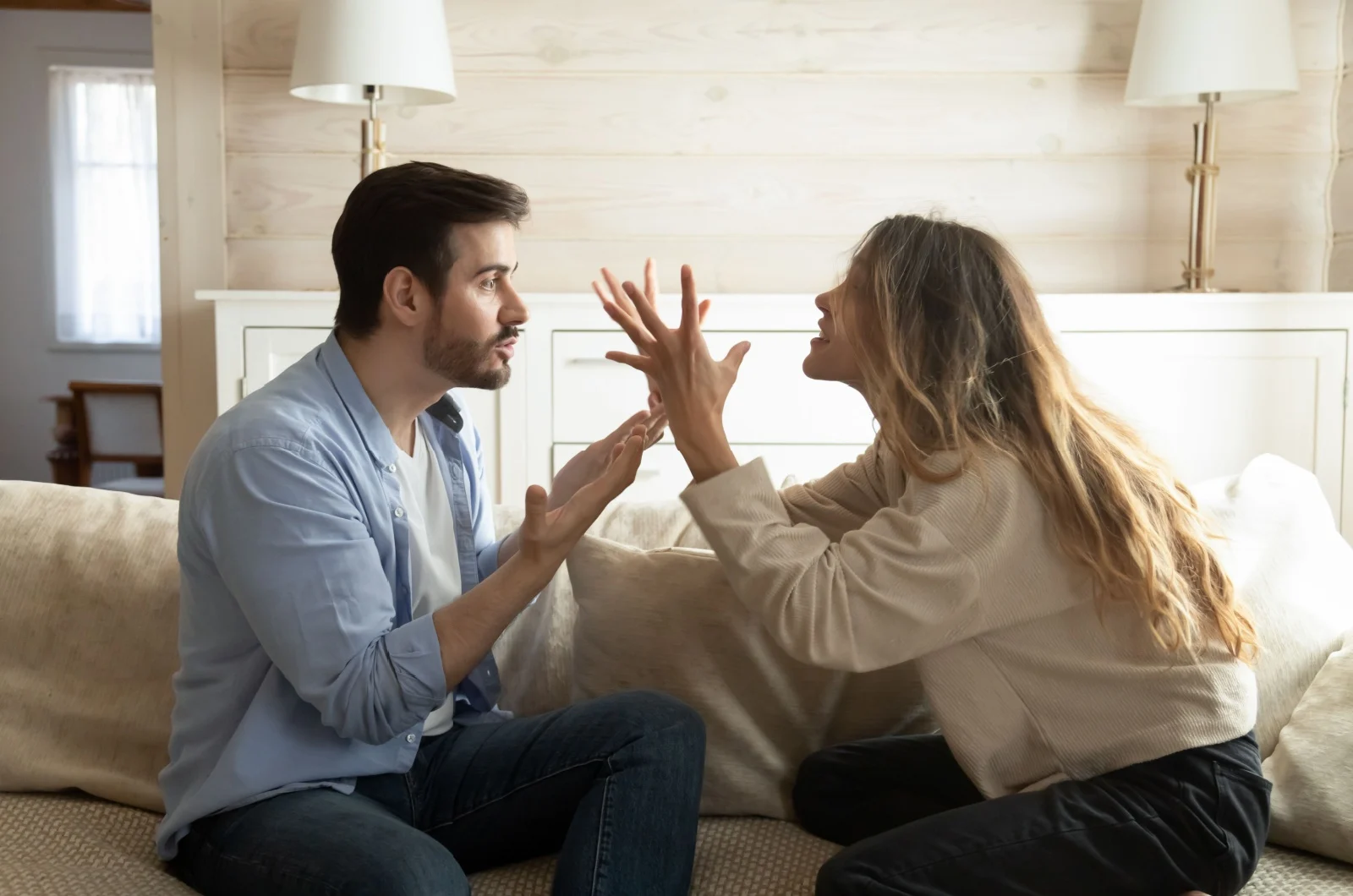 Mann und Frau schreien