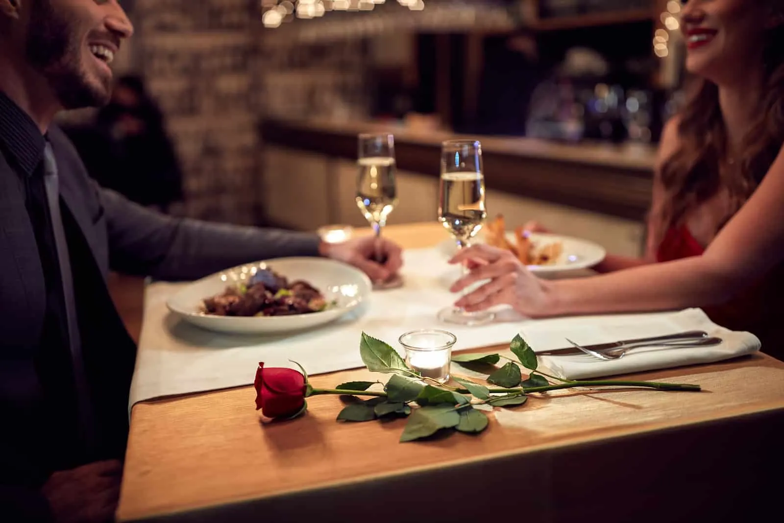 Paar haben einen romantischen Abend im Restaurant