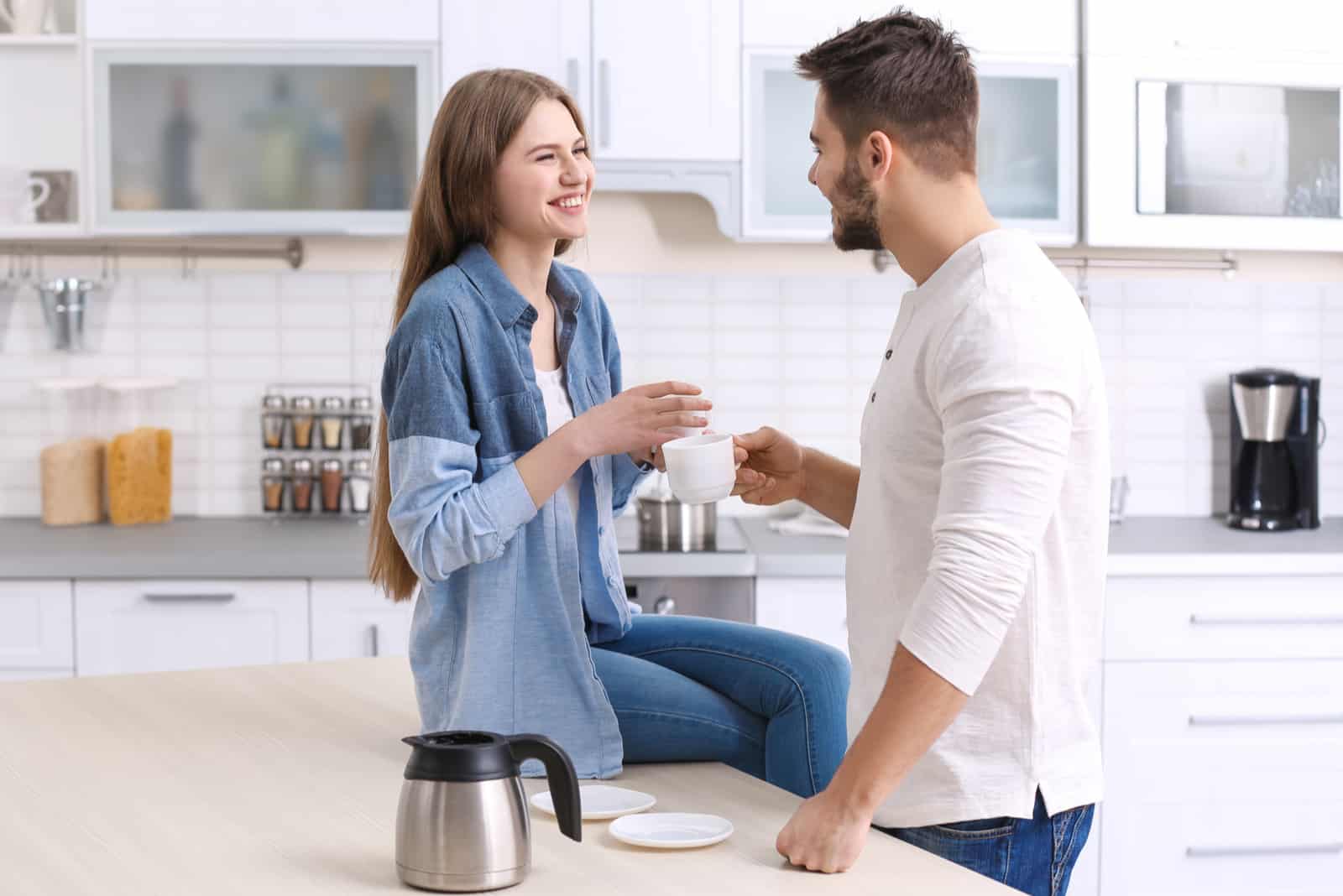 Paar trinkt Kaffee in der Küche