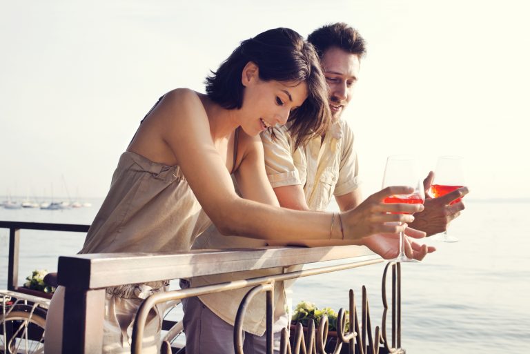 Paar reden, während Spritz