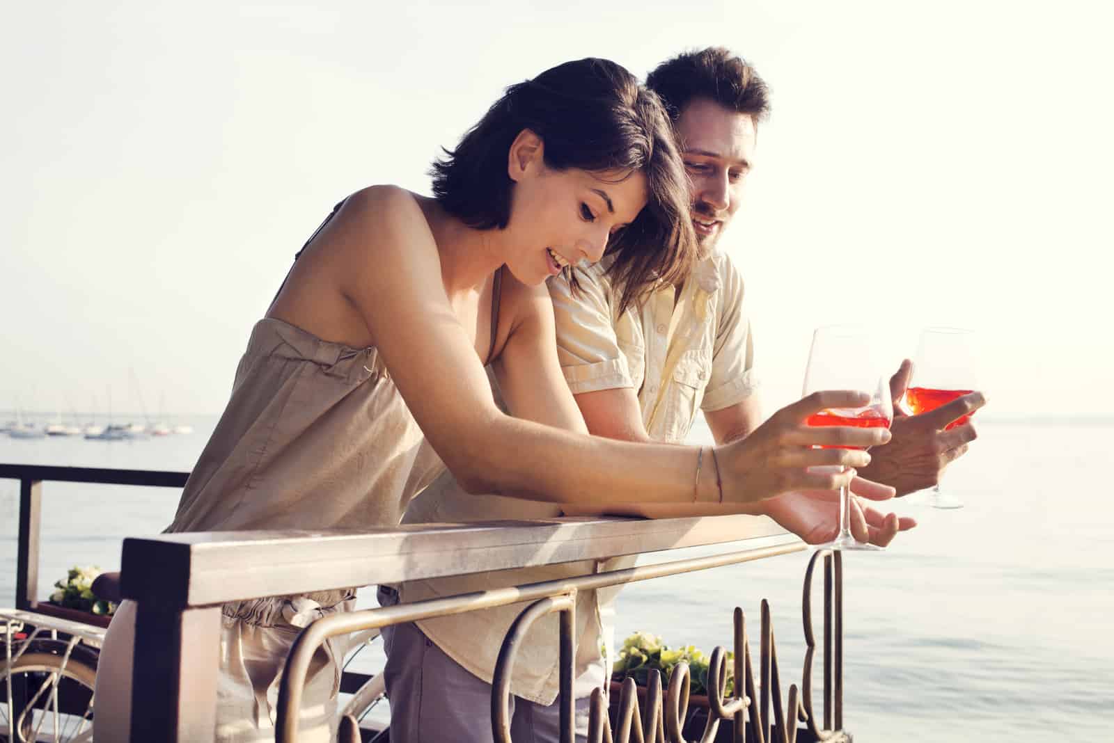 Paar reden, während Spritz