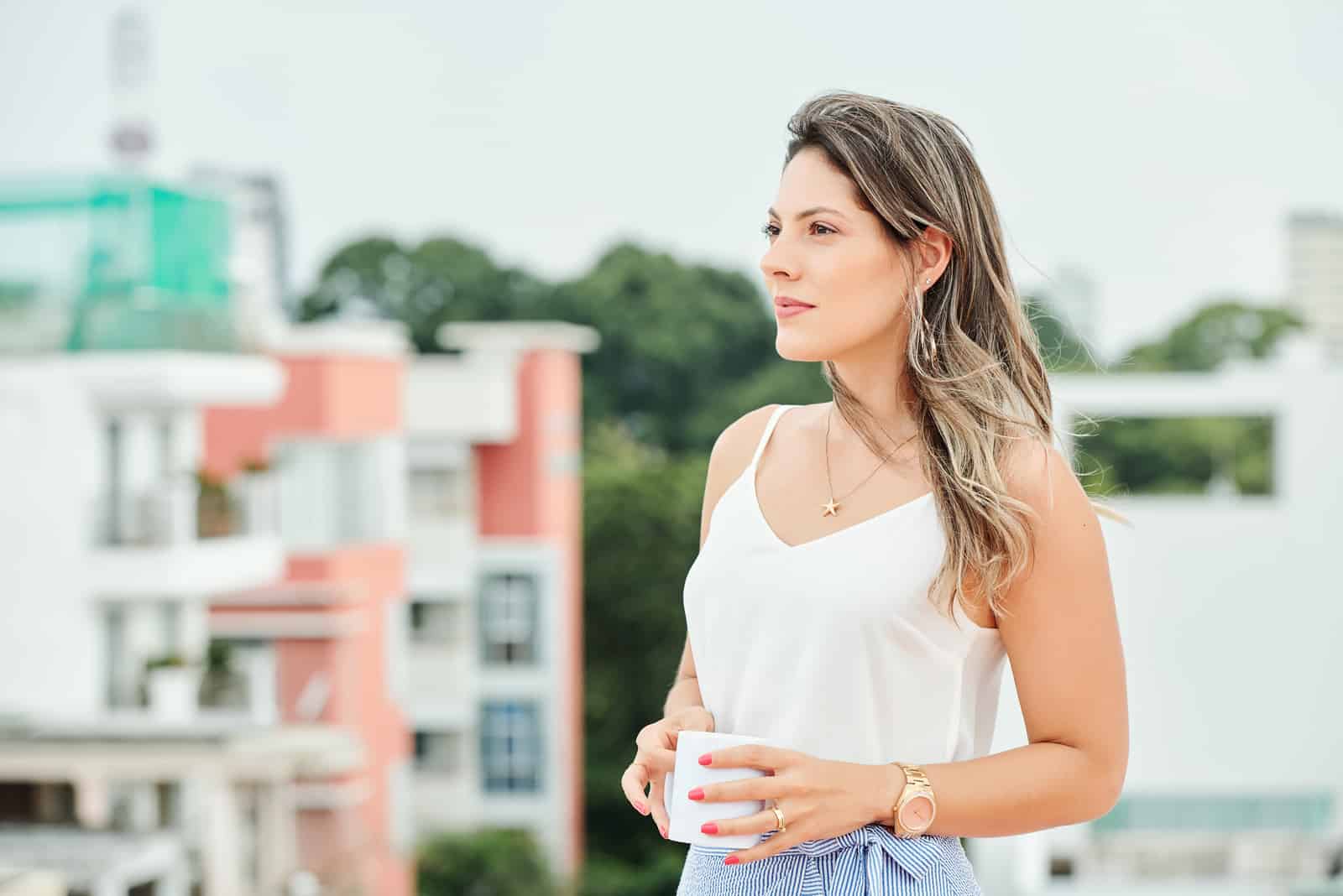 schöne Frau im Freien stehen