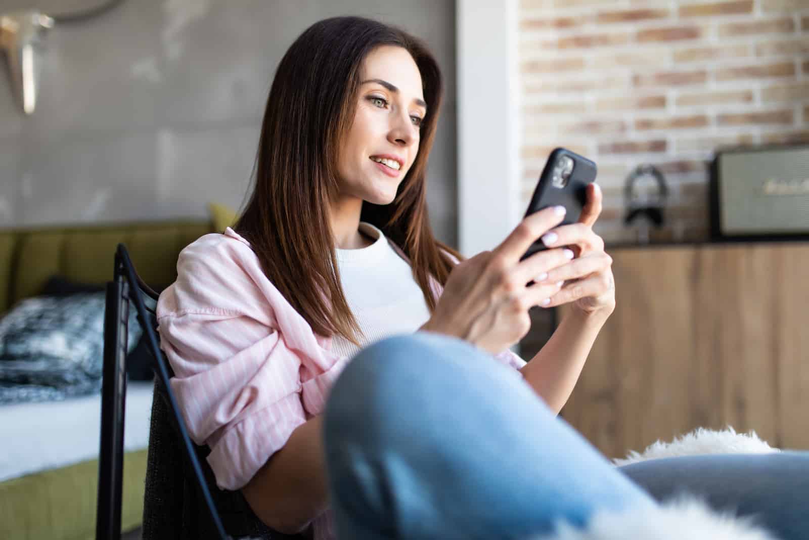 schöne glückliche Frau, die Telefon hält
