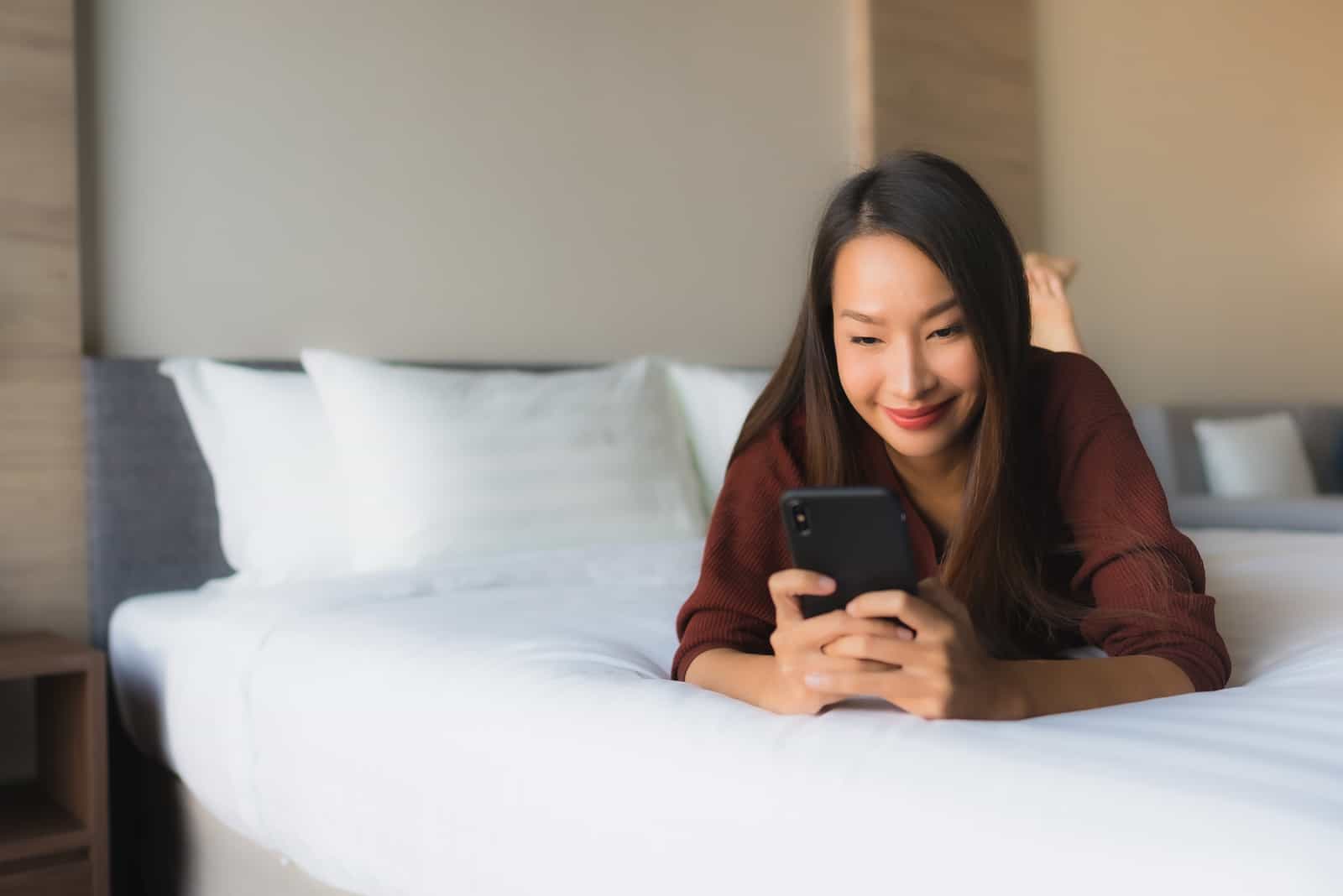 schöne junge asiatische Frauen mit Handy