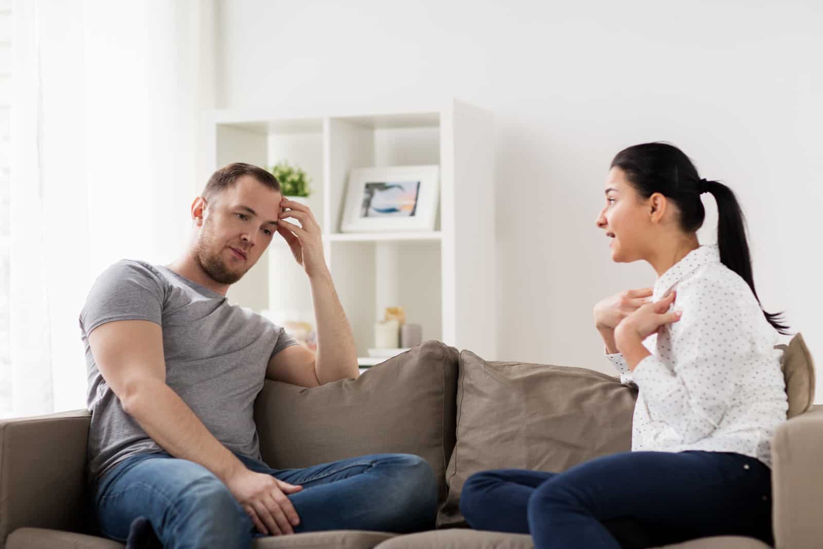 Eine Frau streitet sich mit einem Mann im Haus
