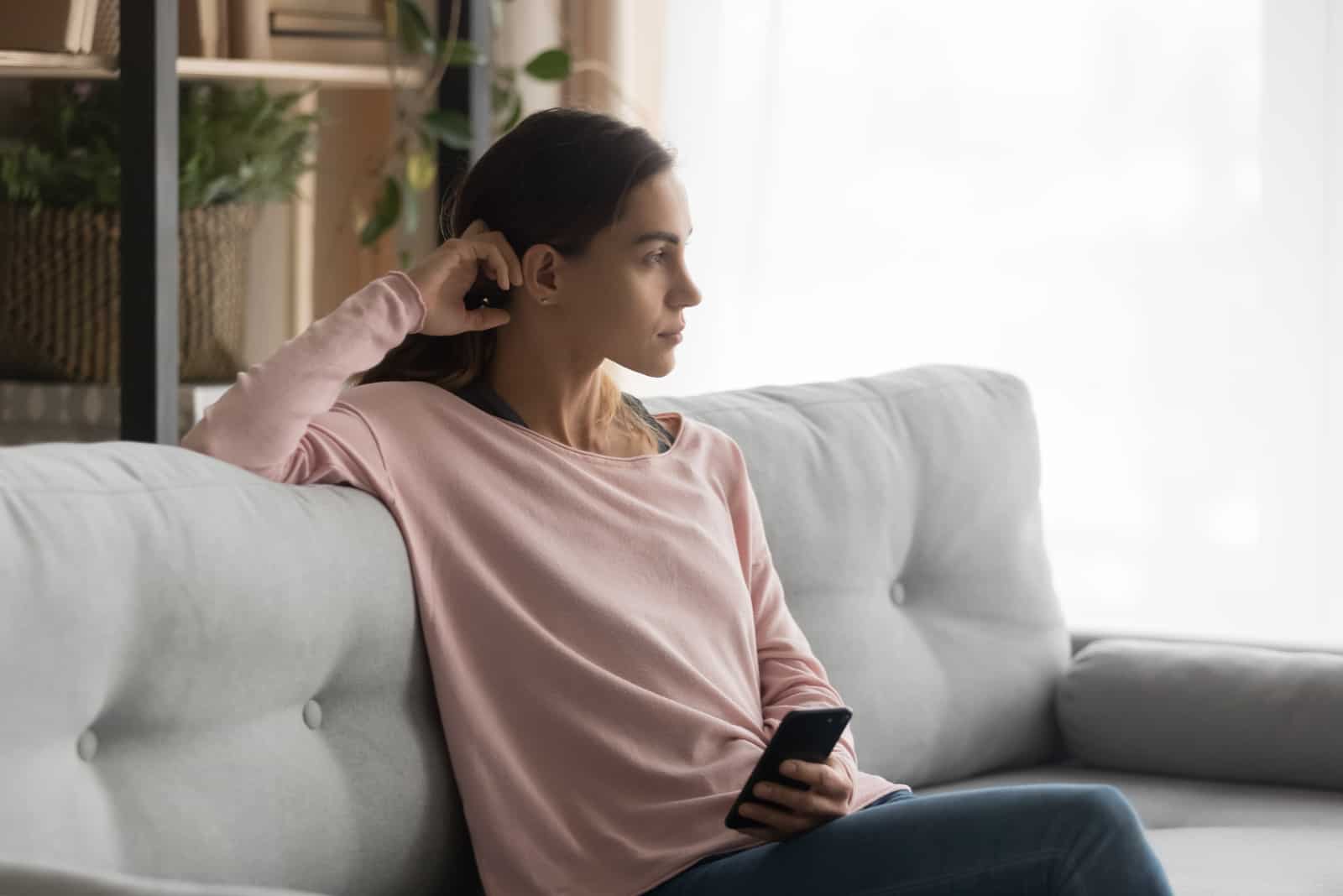 Frau sitzen auf gemütlicher Couch im Wohnzimmer