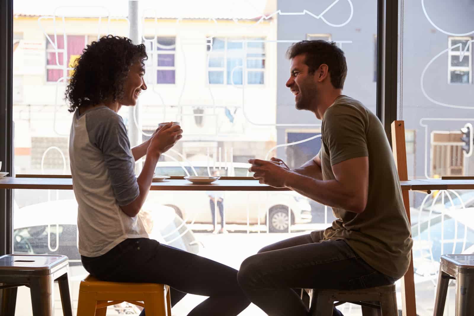 Paartreffen für Datum im Coffeeshop