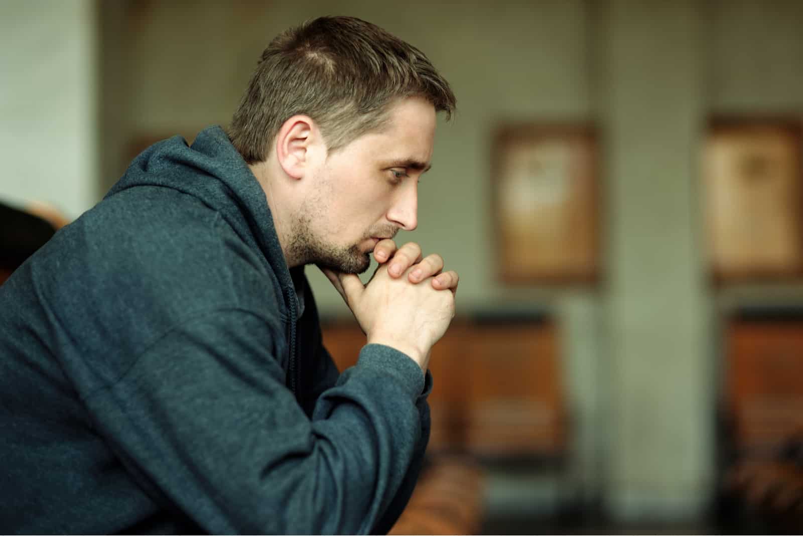 ernsthafter Mann, der über etwas nachdenkt