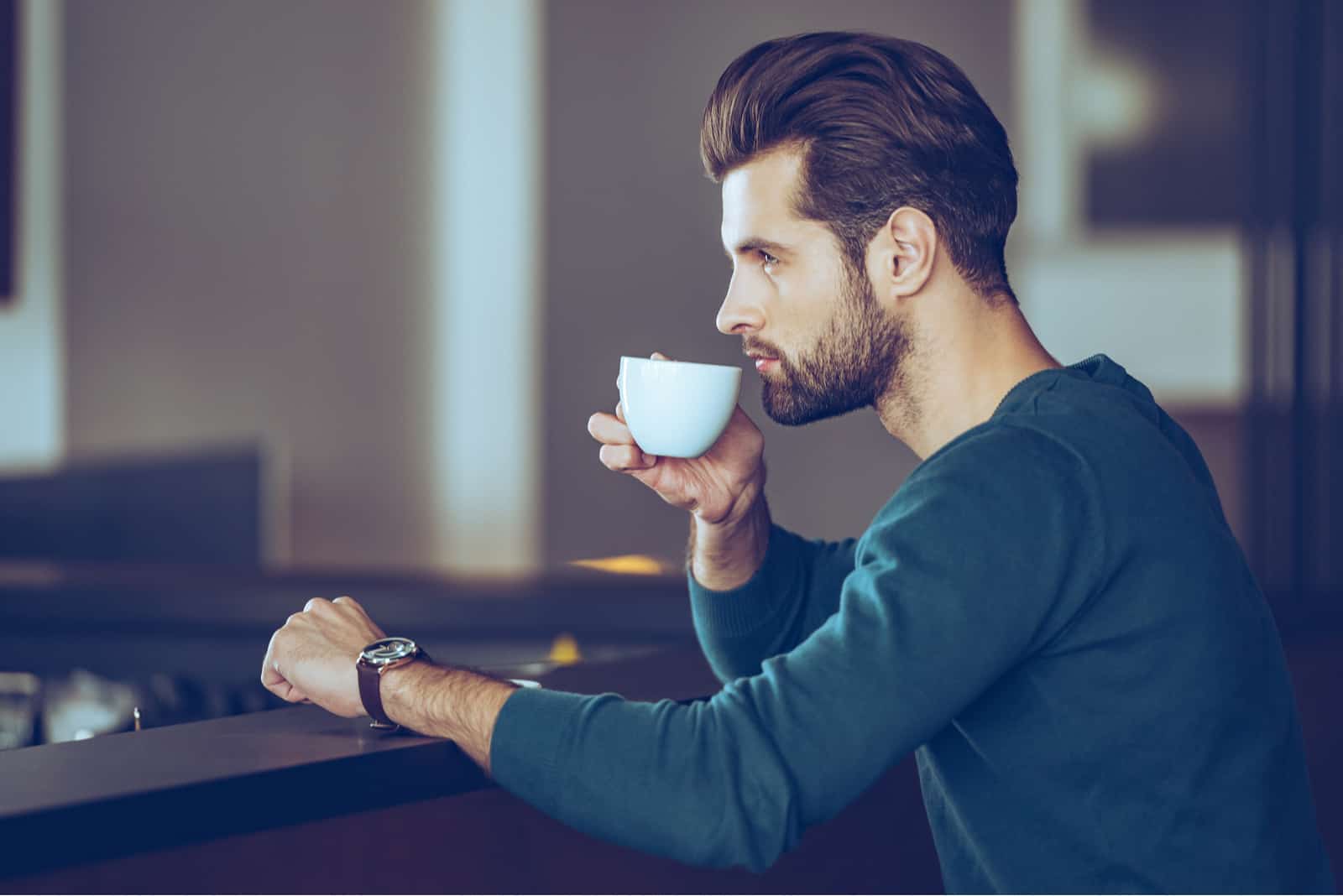 hübscher junger Mann, der Kaffee trinkt