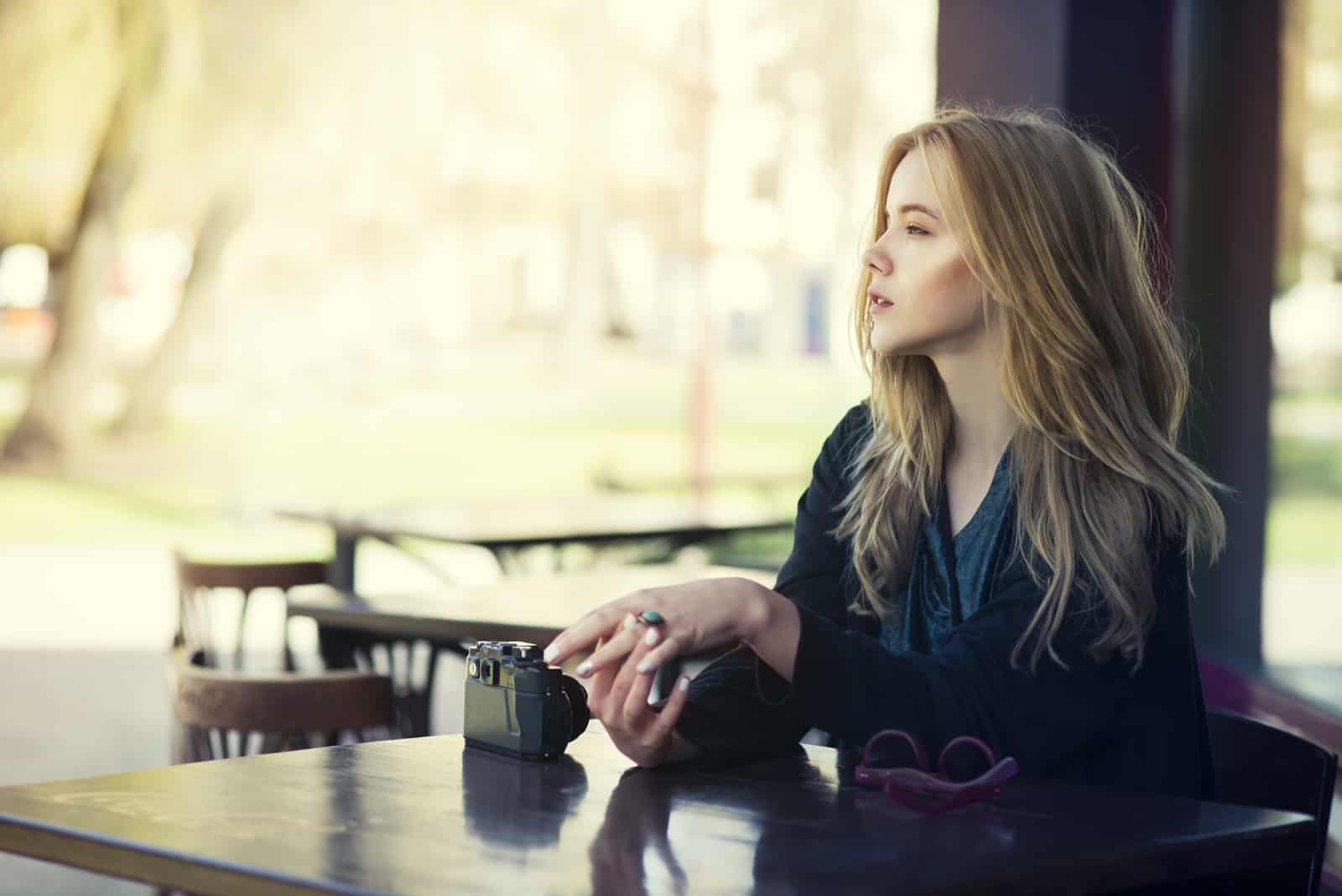 schönes junges Mädchen, das in einem Café ruht
