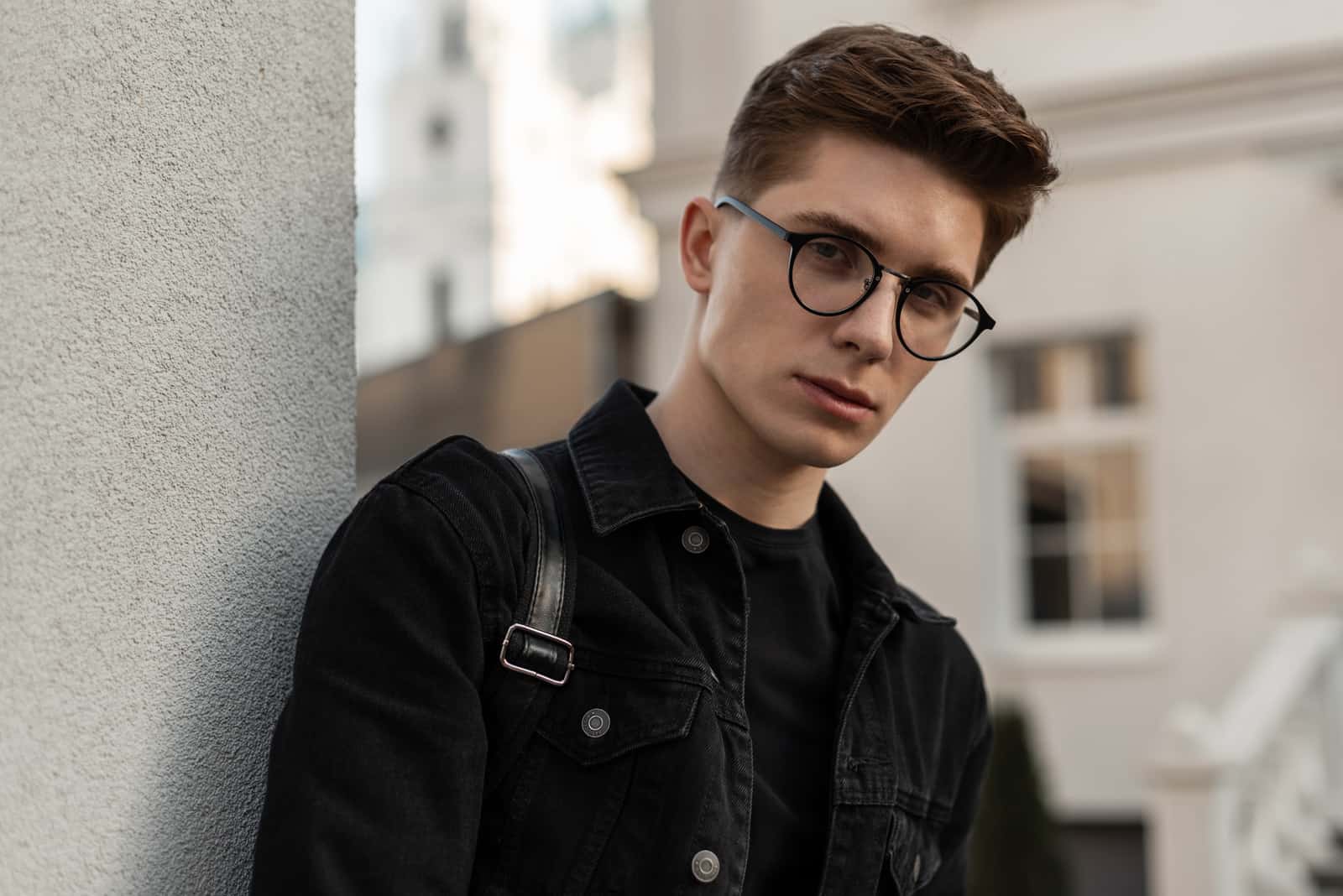 selbstbewusster junger Mann mit Brille