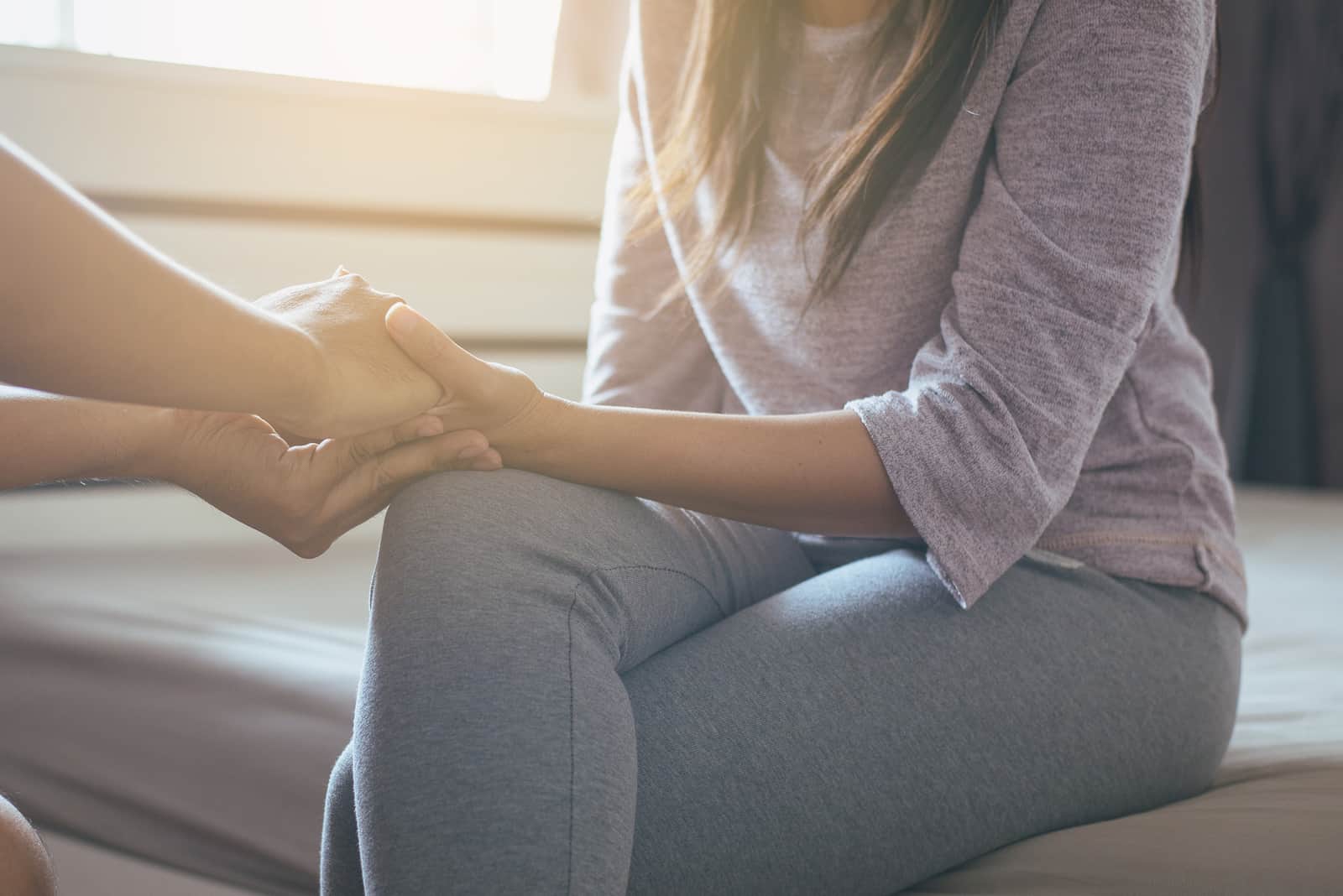 Mann hält Händchen für Rat und Unterstützung für depressive Frau