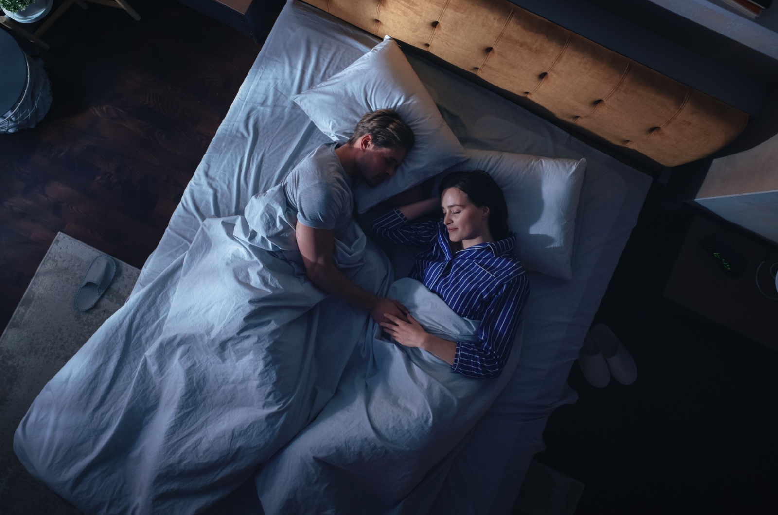 Paar schlaeft im Bett