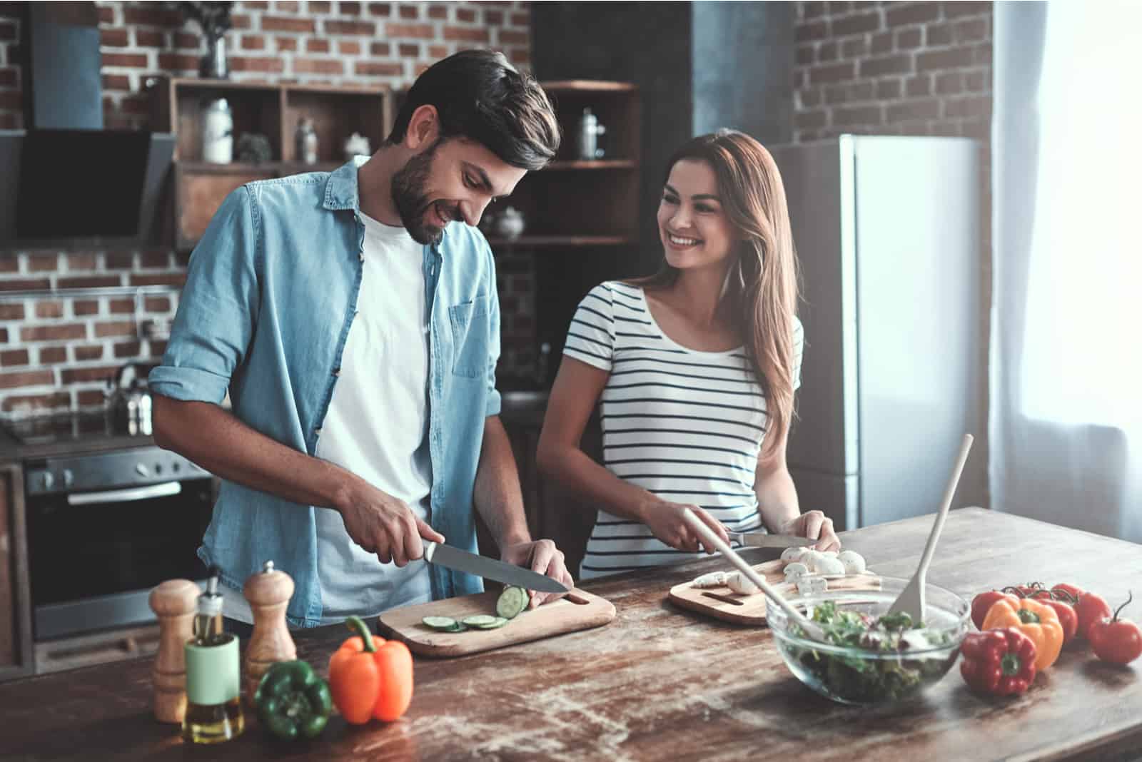 Romantisches Paar kocht in der Küche