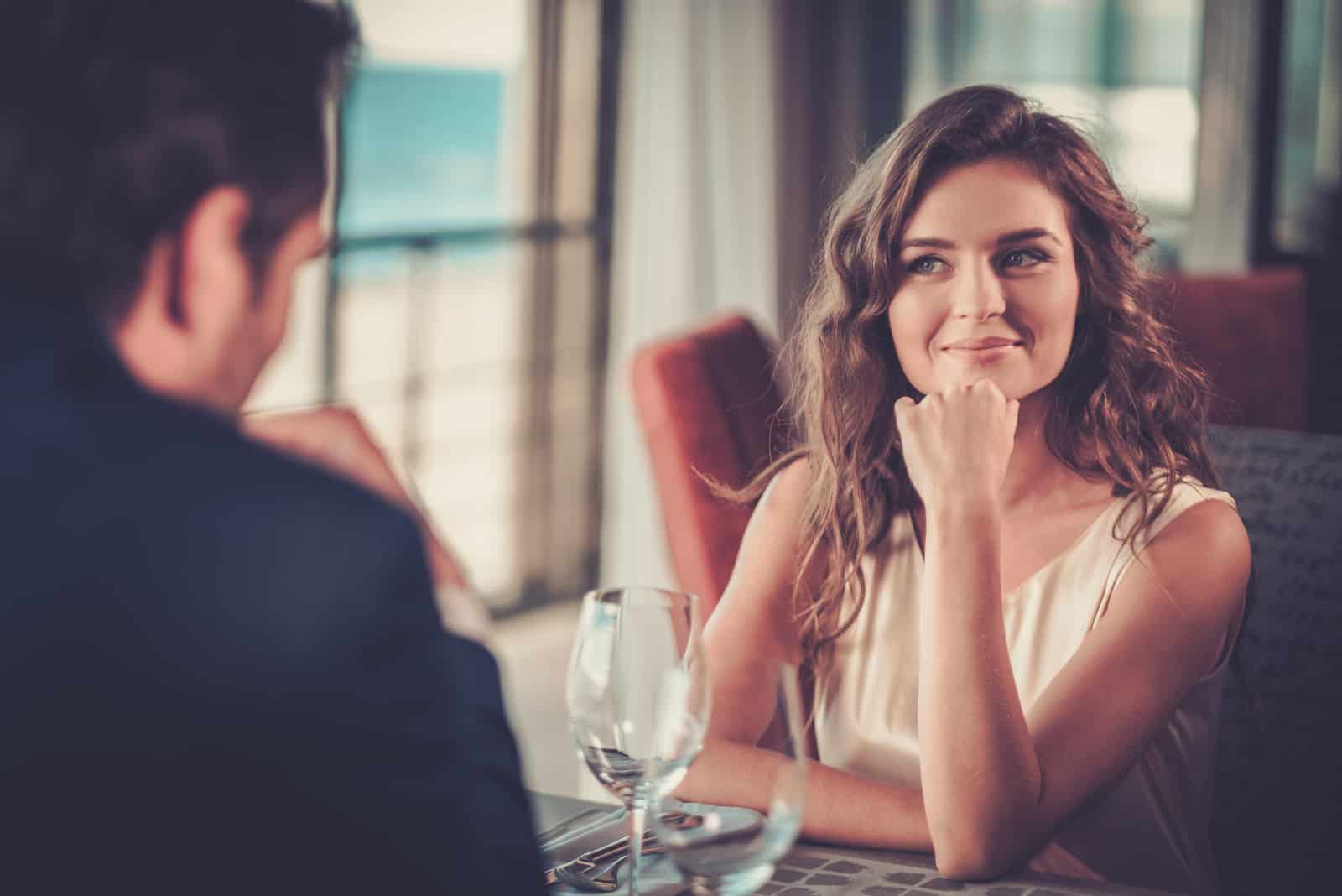 Schönes Paar in einem Restaurant