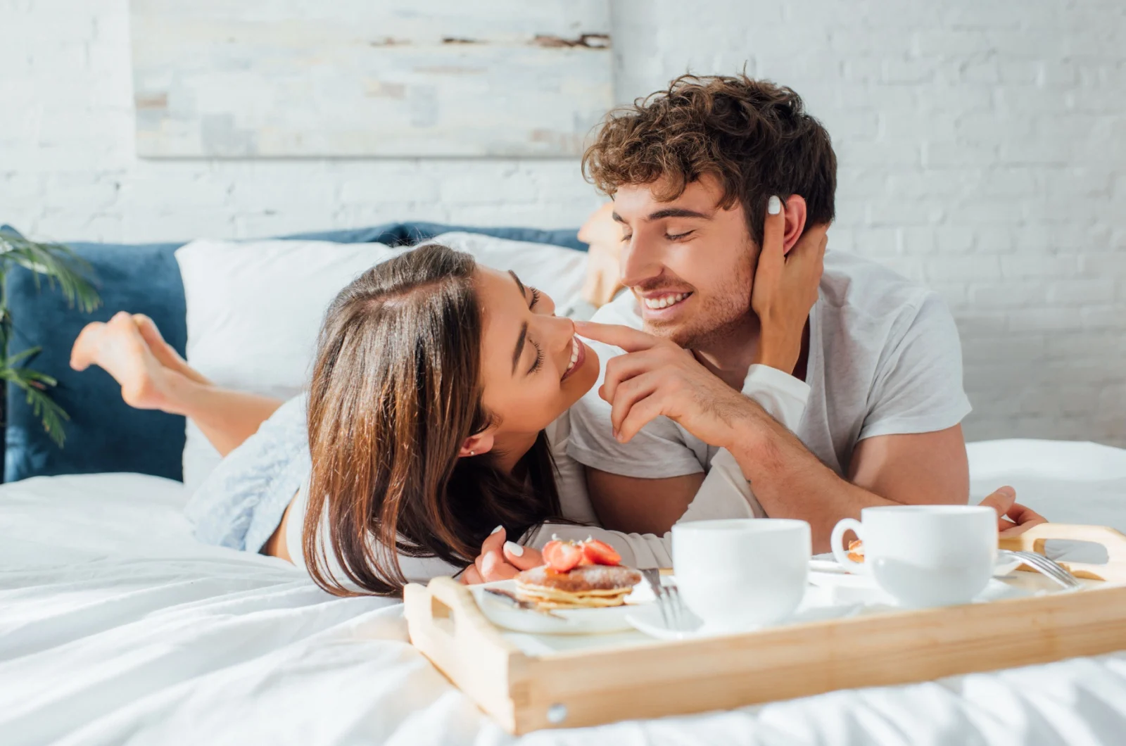 glueckliches Paar im Bett liegend