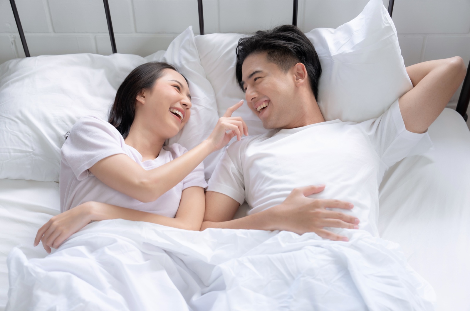 glueckliches asiatisches Paar