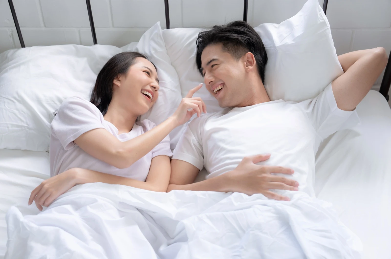 glueckliches asiatisches Paar