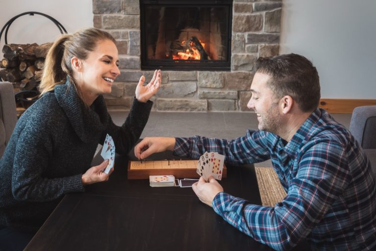 Paar Spielkarten im Haus in der Nähe des Kamins