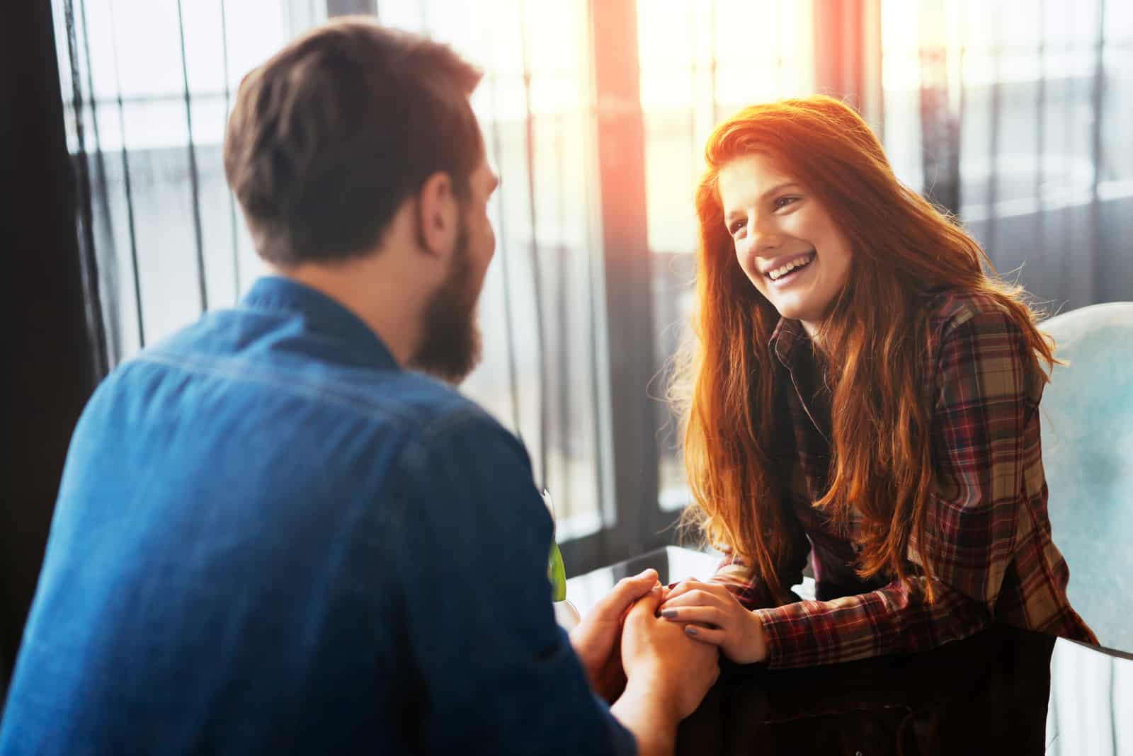 ein Mann und eine Frau sitzen und reden