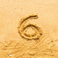 eine Zahl in den Sand gezeichnet