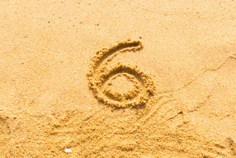 eine Zahl in den Sand gezeichnet