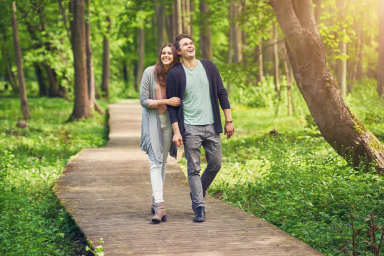 Junges Paar spaziert im Park stroll