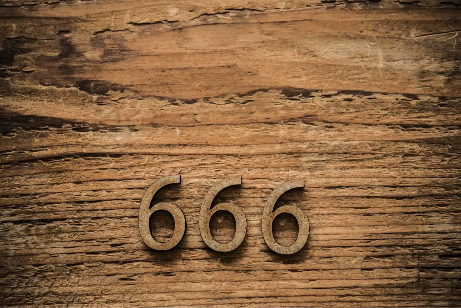 Nummer 666 auf Holzsockel