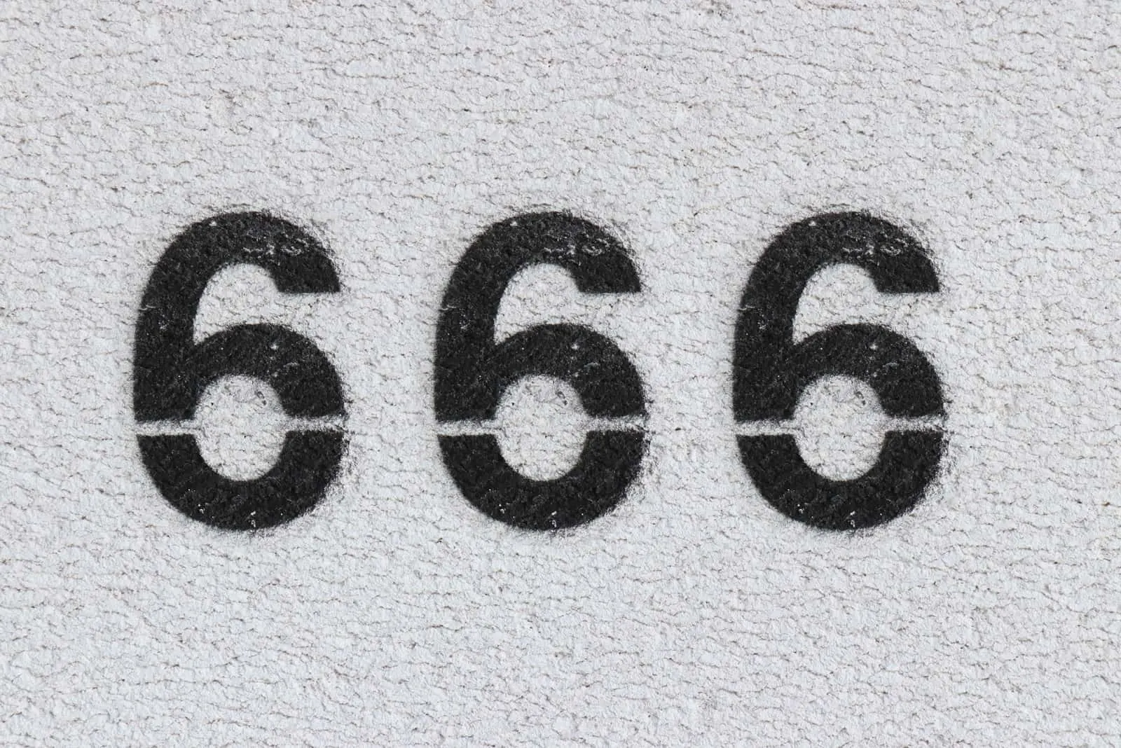Nummer 666 auf grauem Hintergrund