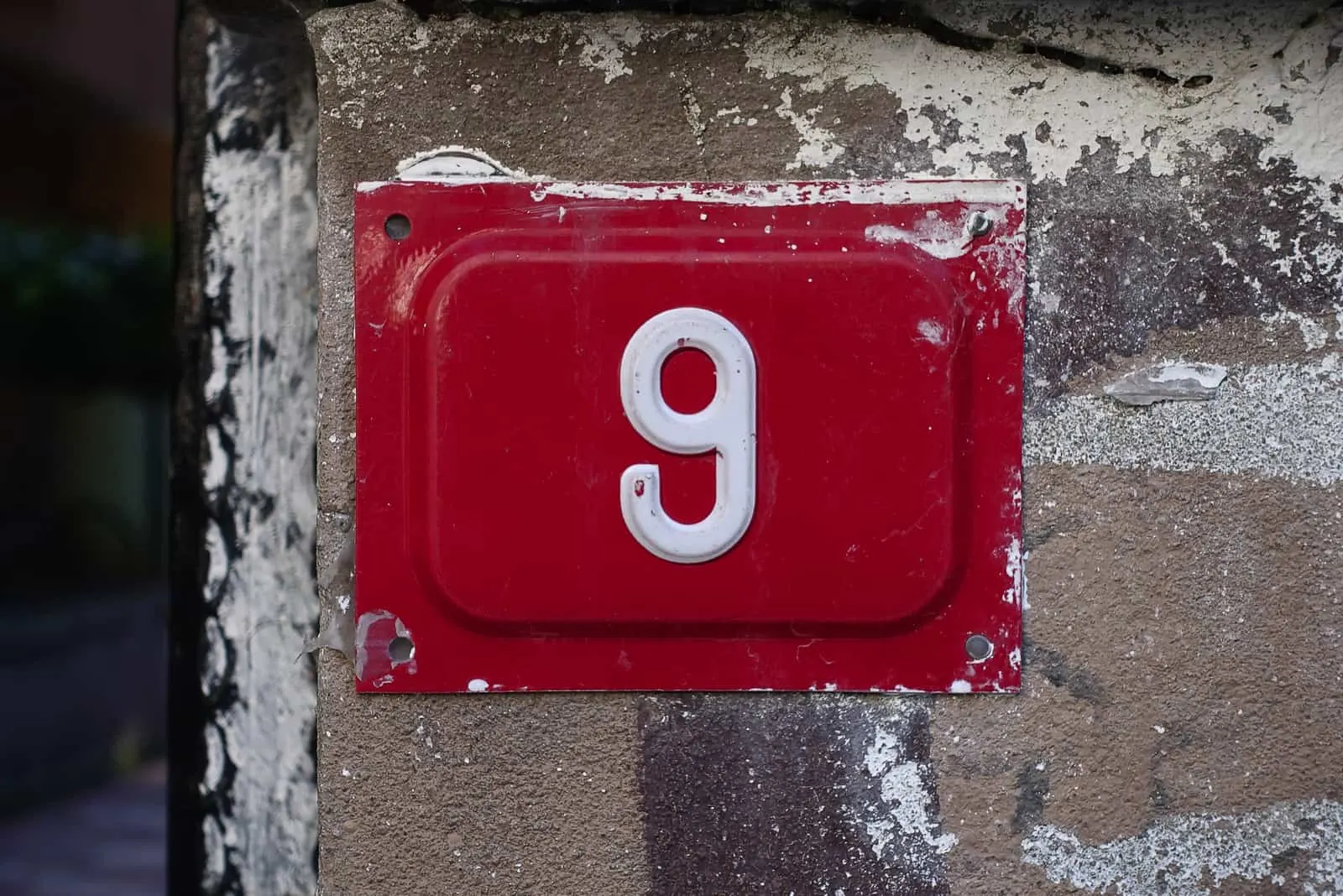 Nummer 9 auf rotem Grund des Hauses