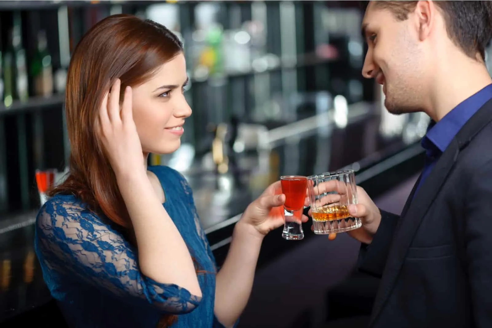 Paar flirtet und trinkt Cocktails in der Bar