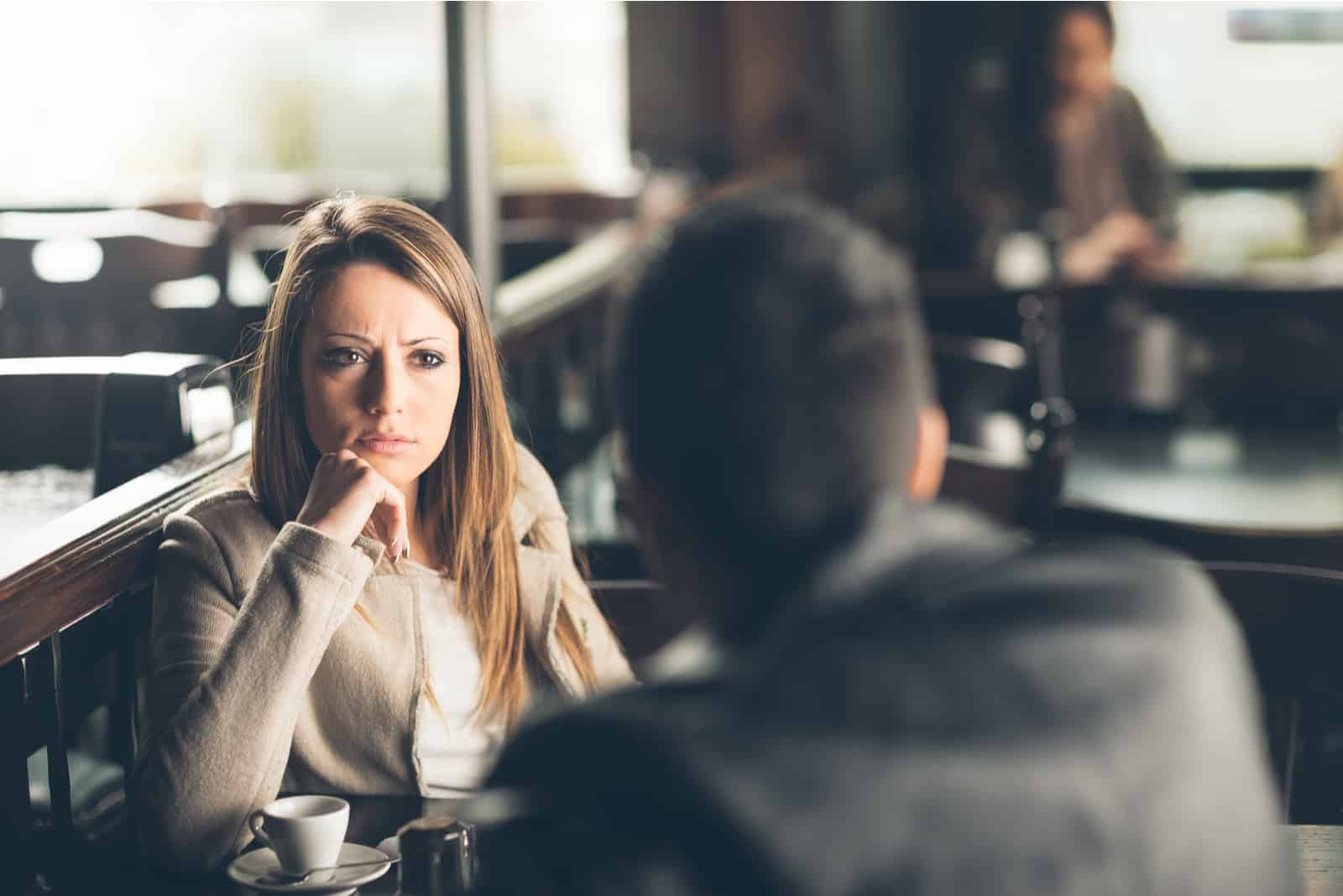 Paar redet ernst im Café