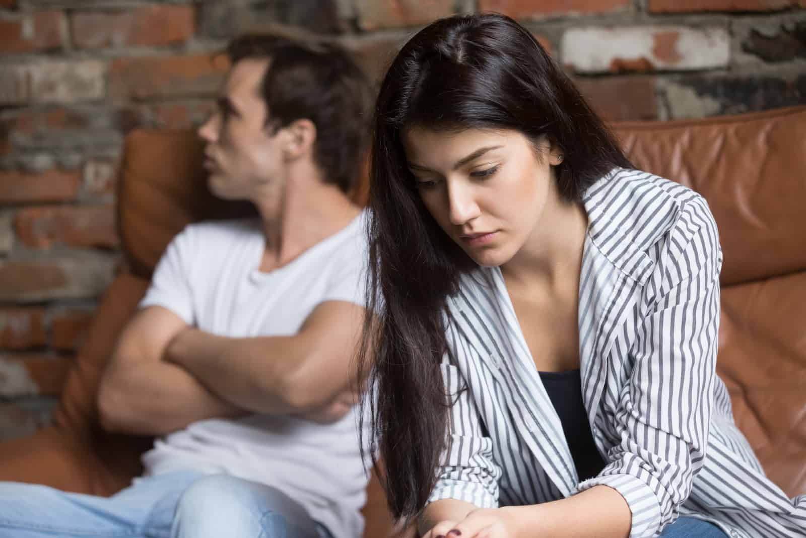 Trauriges Mädchen, das an Beziehungsprobleme denkt