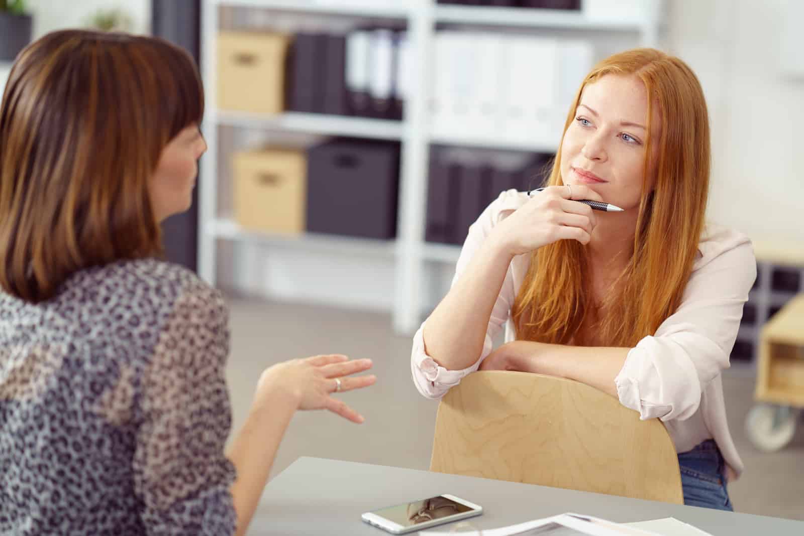 Zwei Geschäftsfrauen bei einem informellen Treffen
