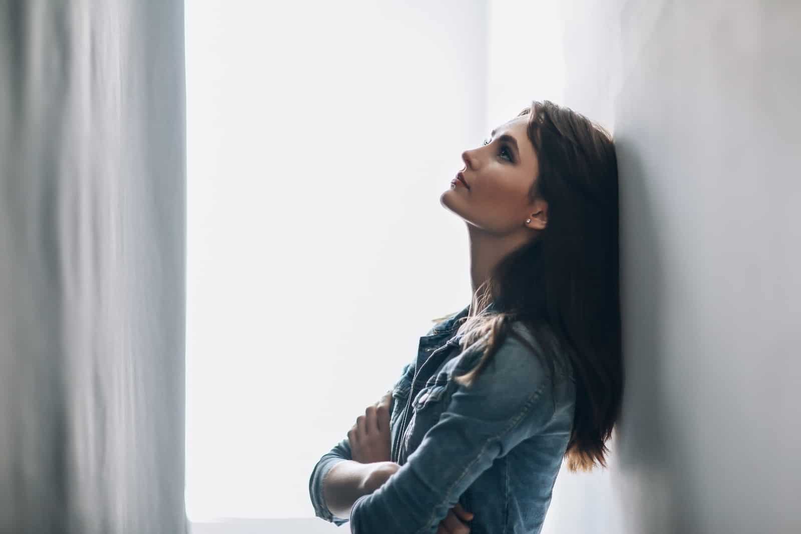 müde schöne Frau zu Hause