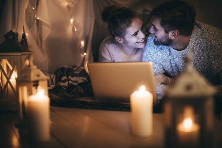 verliebtes Paar genießt Date Night