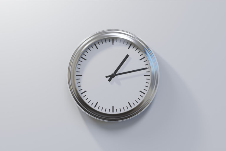 graue Uhr an der Wand