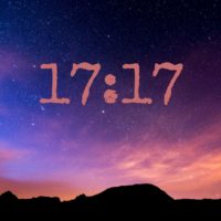 Schönes digitales Bild mit 17:17 geschrieben mit Nachthimmelbild