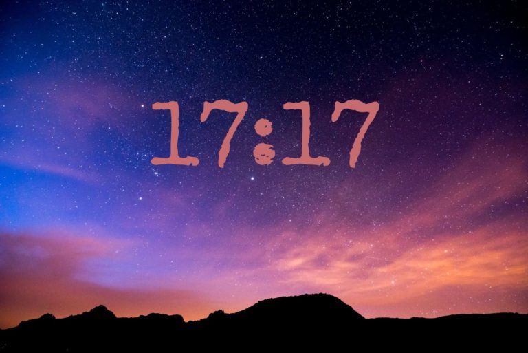 Schönes digitales Bild mit 17:17 geschrieben mit Nachthimmelbild