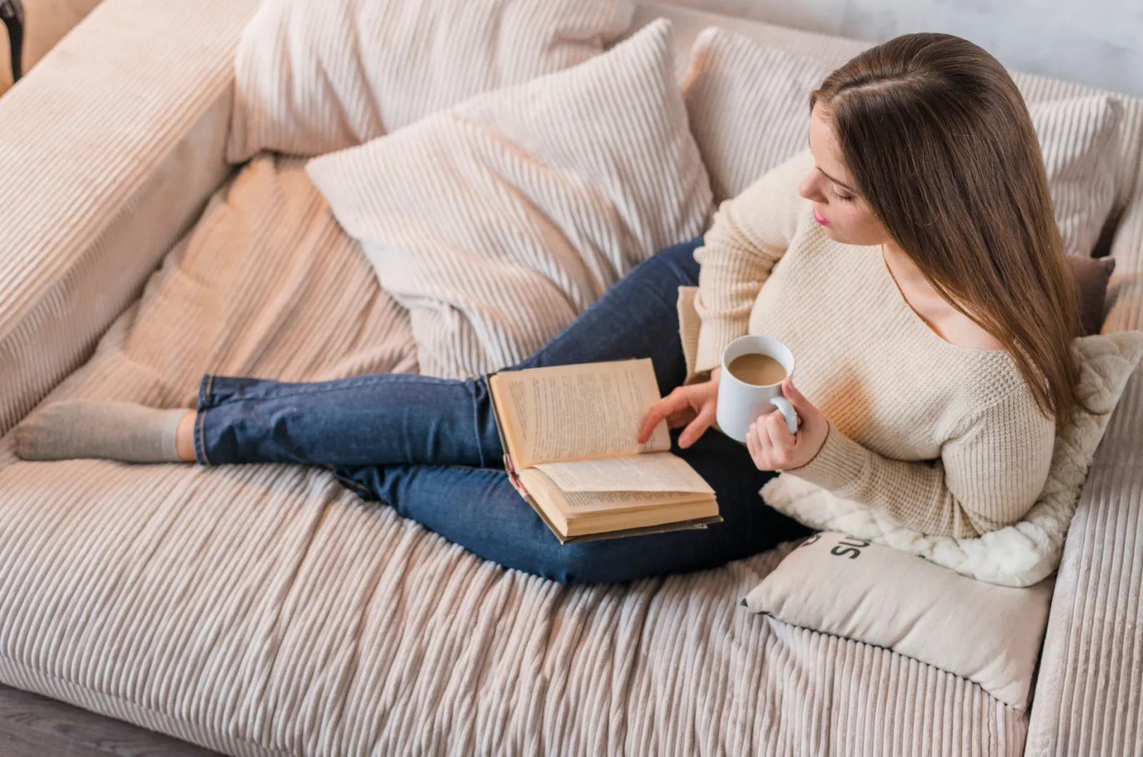 Frau liest ein Buch