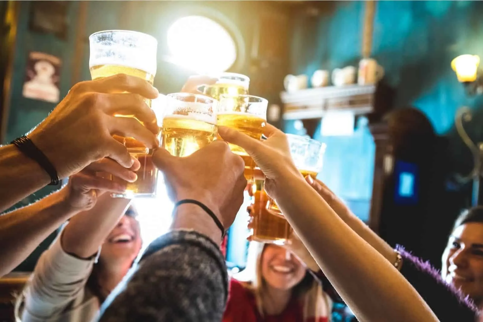 Gruppe glücklicher Freunde Bier im Brauereirestaurant anstoßen