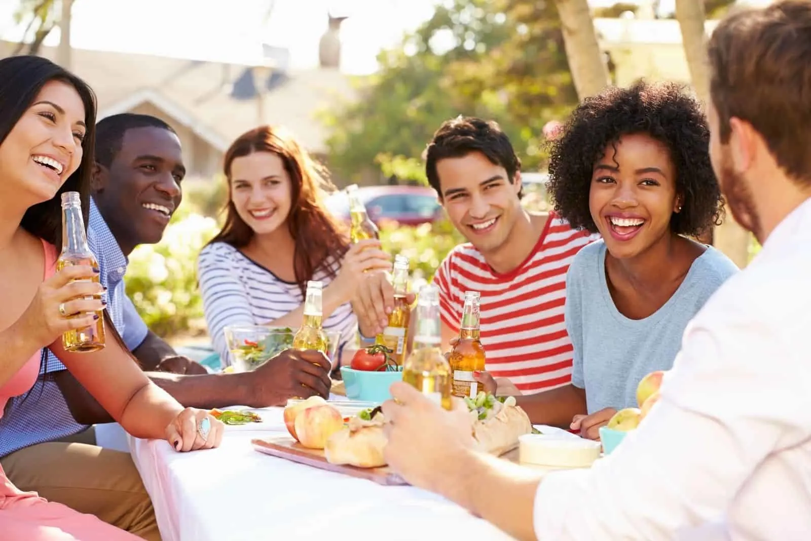 Gruppe von Freunden, die das Essen genießen auf einer Party im Freien