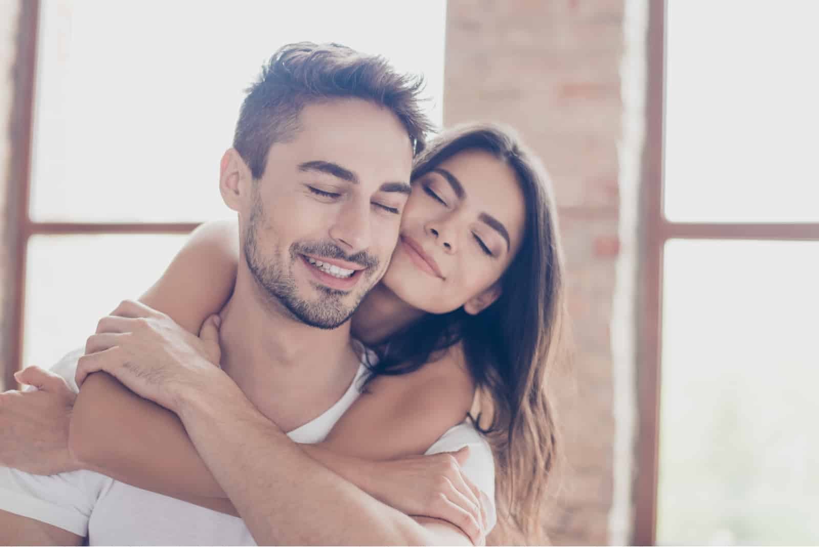 Liebende umarmen sich zuhause mit Liebe und Zärtlichkeit